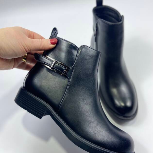 Μαύρο μποτακι μα ασημί αγραφα