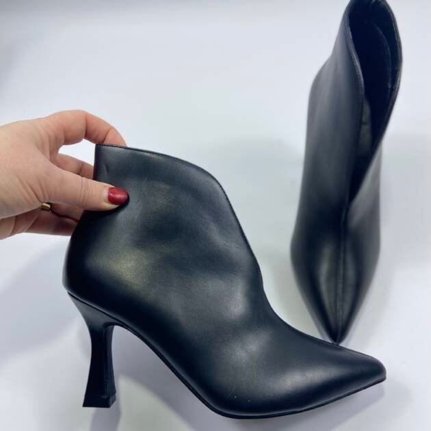 Μποτακι με ιδιαίτερο άνοιγμα μπροστά