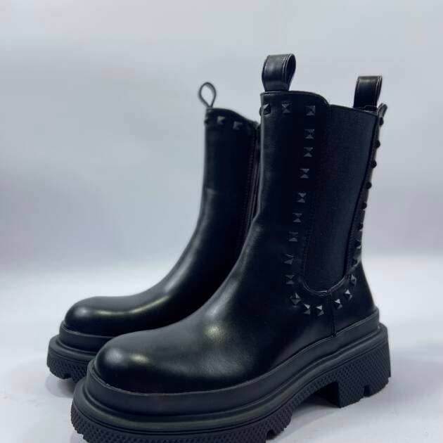 Μαύρο μποτακι με διακοσμητικά τρουκς