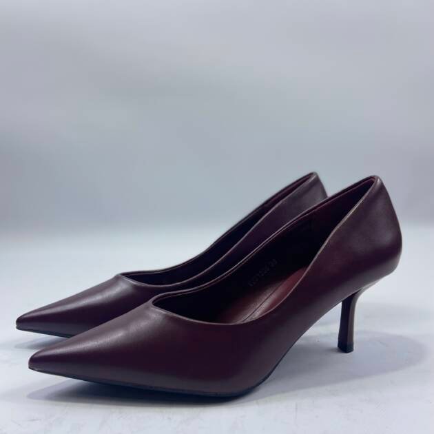 Μπορντό γόβα με ιδιαίτερο τακούνι