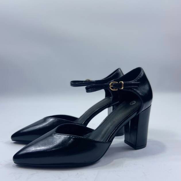 Μαύρη γόβα με λουράκι και χοντρό τακούνι