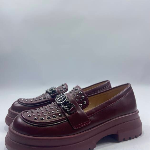 Μοκασινια μπορντο με ασημη λεπτομερια