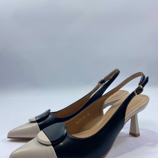 Γόβα mules δερμάτινη με αγκράφα και nude λεπτομέρειες