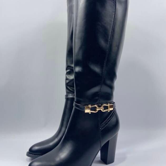 Μποτα με χοντρό τακούνι και χρυσή λεπτομέρεια