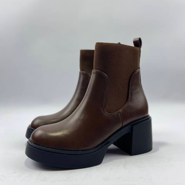 Καφέ μποτακι με χοντρό τακούνι