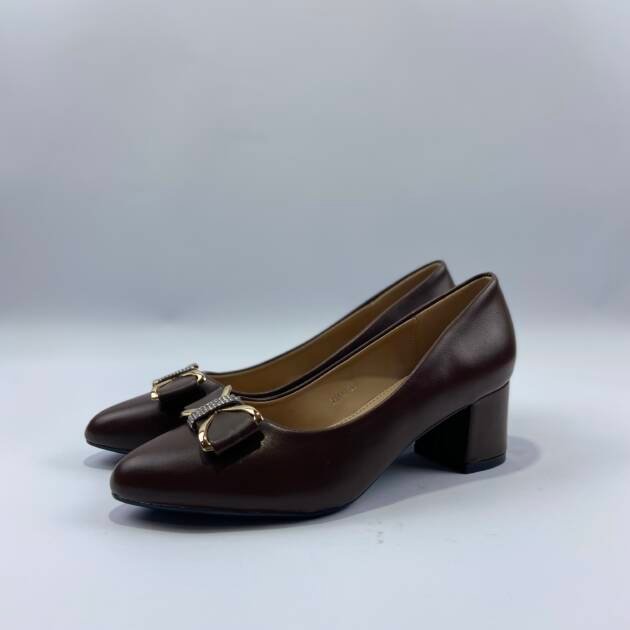 Γόβα καφέ με χοντρό τακούνι