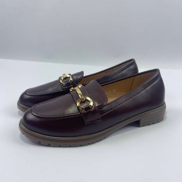 Μοκασίνι δερμάτινη wine με χρυσά αγκράφα